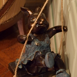 Petite statue d'une lapine sur une balançoire - France  - collection de photos clin d'oeil, catégorie clindoeil